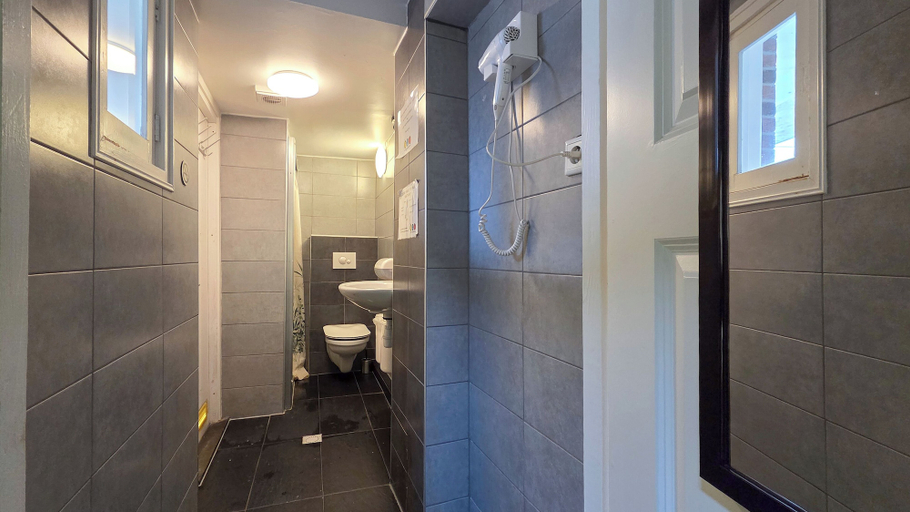 Bathroom 5, Hostel Cosmos Amsterdam, Amsterdam