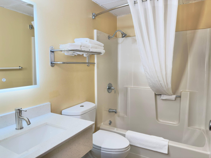 Bathroom 4, Econo Lodge Lansing - Leavenworth, Leavenworth