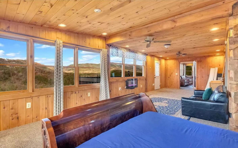 Room 3, Secluded 7BR Mountain Escape on 7 Acres, Sevier
