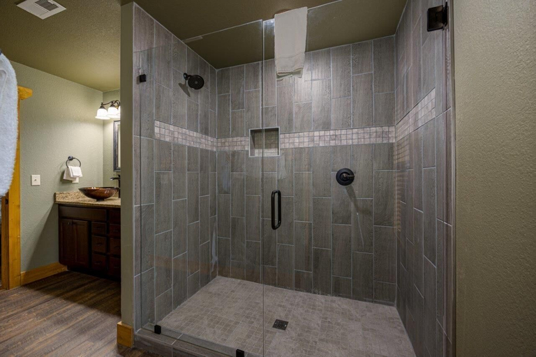 Bathroom 3, Mountain Palace, Sevier