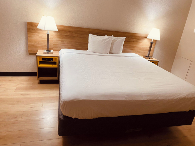 Bedroom 3, Days Inn by Wyndham Amherst, Lorain