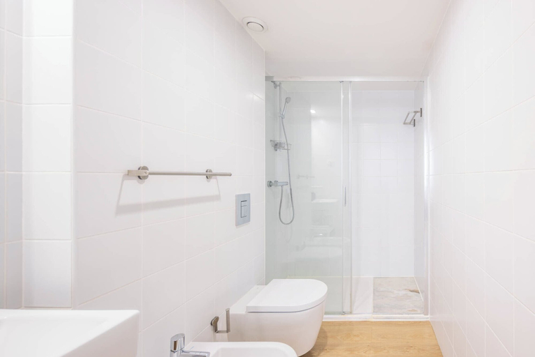 Bathroom 5, Aspasios Picaria Apartments, Porto