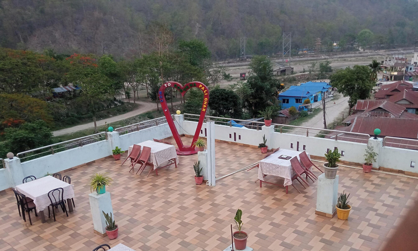 Outdoor dining, Domukha pali ghar, Mechi