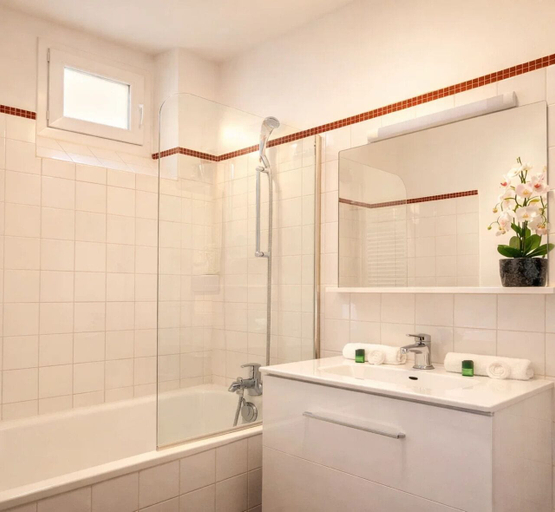 Bathroom 4, 1565 Pétion, Paris