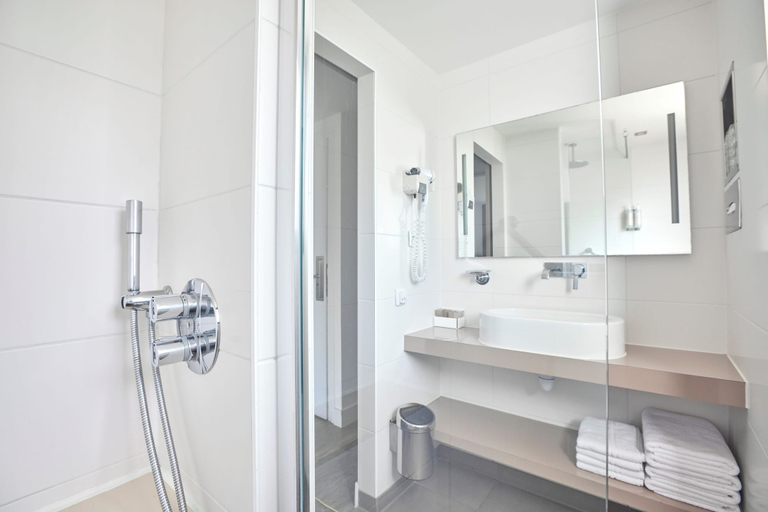Bathroom 5, Van der Valk Hotel Le Catalogne Saint Aygulf, Var