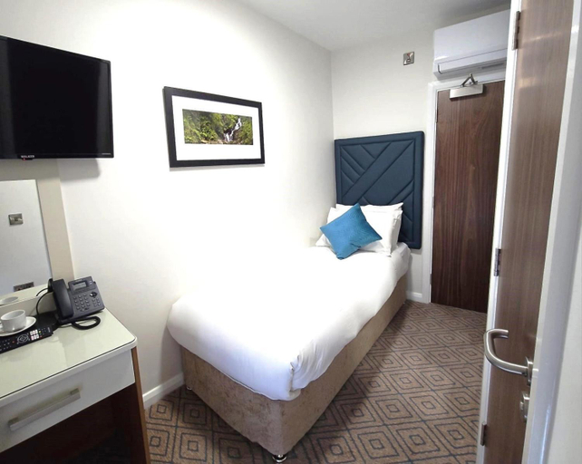 Bedroom 1, The Bailie Hotel