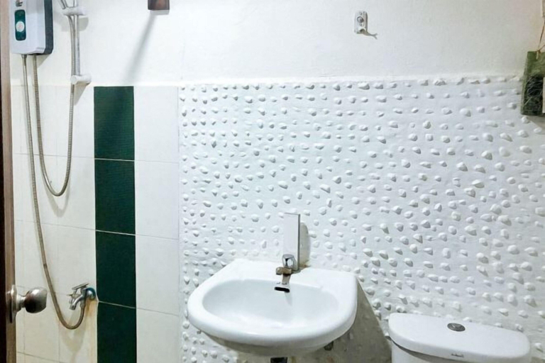 Bathroom, RedDoorz Hostel @ Deomar Hometel & Farm Cafe Vigan Ilocos, San Vicente