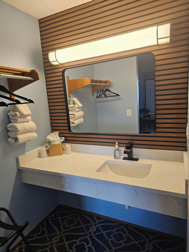 Bathroom 4, Sumner Motor Inn, Pierce