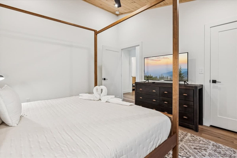 Room 5, Horizons Ahead Mountain Home by Beyond Expectations With Pool, Sevier