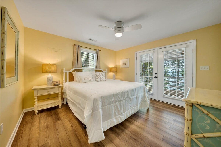 Room 2, Lake Reflections - Lakefront With Private Dock, & Fire pit, Bedford