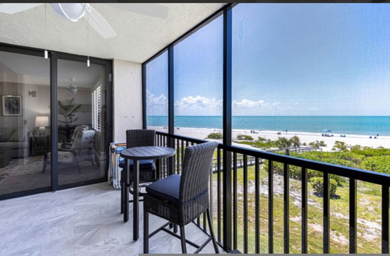 Room 2, 3rd-floor Corner Unit w Gulf Views Heated Pool, Lee