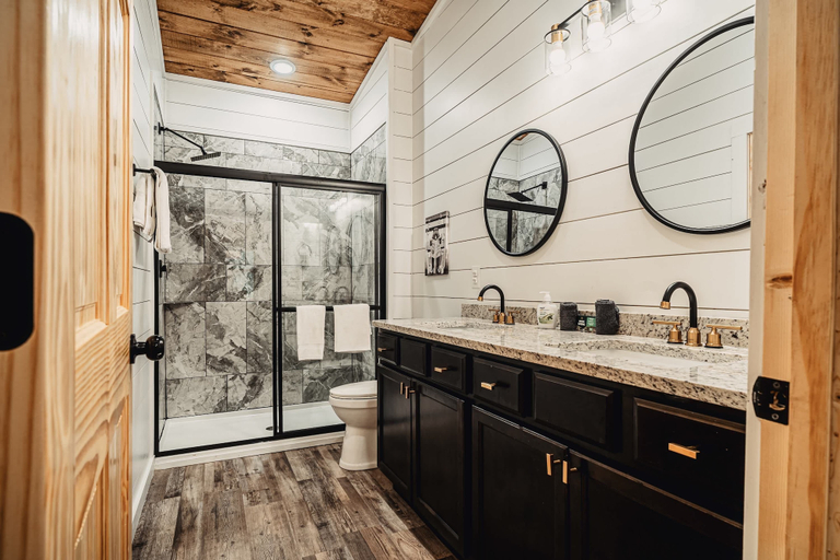 Room 2, Stylish New 5BR 4BA Cabin Steps From Dollywood, Sevier