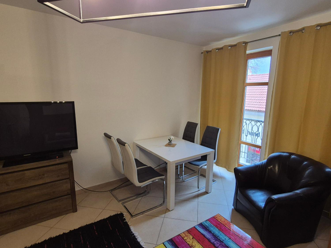 Others 2, Monelly Apartman, Komárno