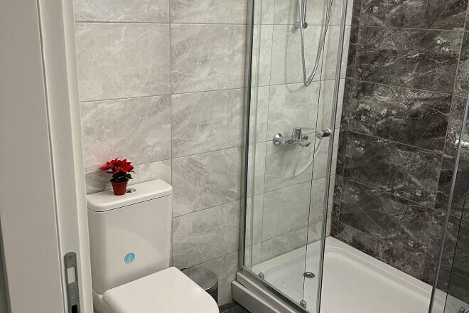 Bathroom 4, Feslikan Apartment