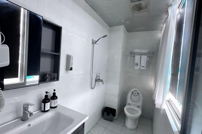 Bathroom 2, Sherage Hotel, Leshan