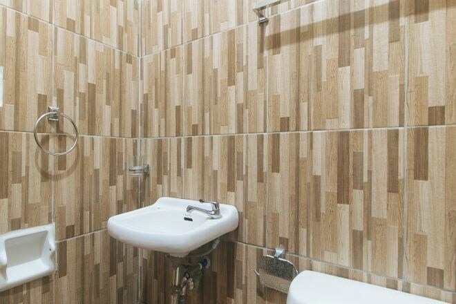 Bathroom 5, RedDoorz @ Aurea Apartelle, Iloilo City