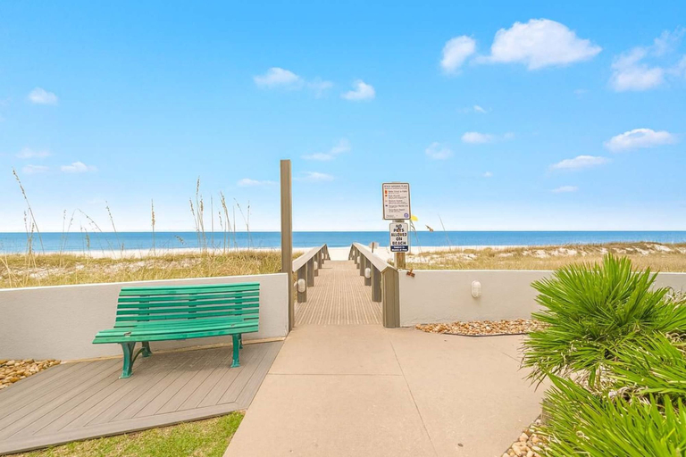 Room 1, Silver Beach 302 Beachfront 3rd Floor Pool, Baldwin