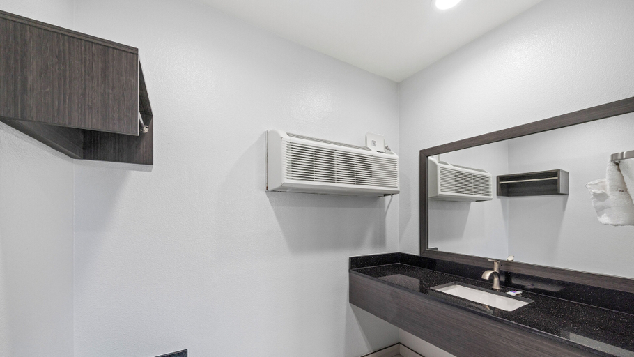 Bathroom 4, Motel 6 Oceanside, CA Marina / Camp Pendleton, San Diego