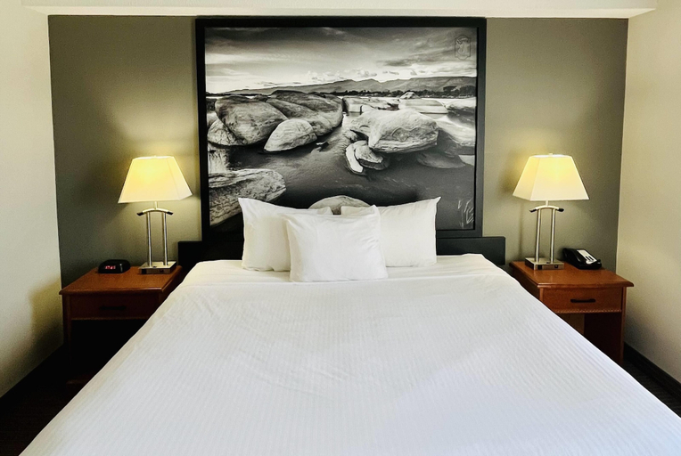 Bedroom 3, Super 8 by Wyndham Grande Prairie, Division No. 19