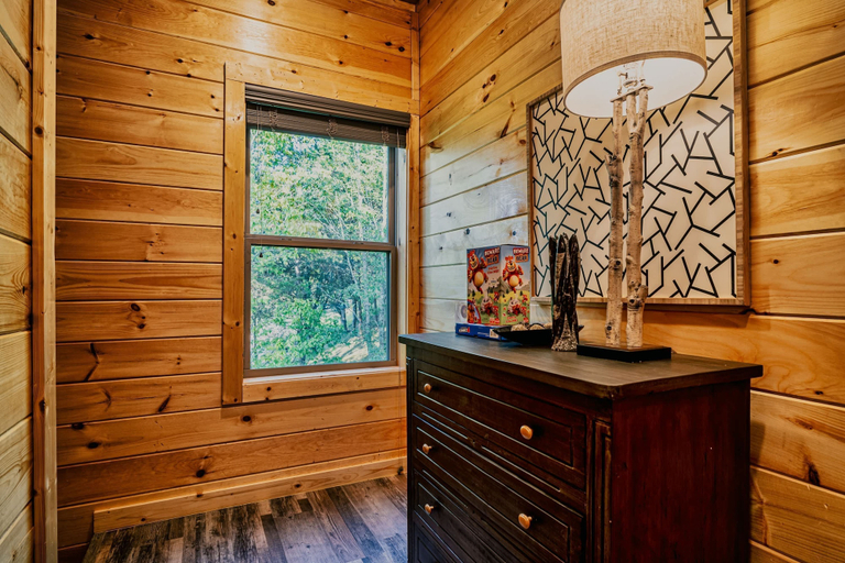 Room 4, Stylish New 5BR 4BA Cabin Steps From Dollywood, Sevier