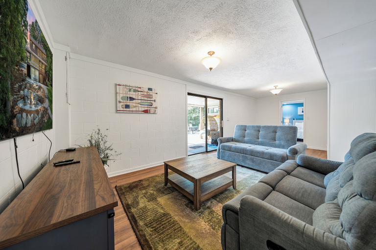 Living area 4, Emerald Shores - Lakefront, Private Dock & Fire Pit, Bedford