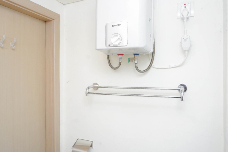 Bathroom 5, Comfy and Nice Studio Space at Apartment Meikarta District 1 By Travelio, Cikarang