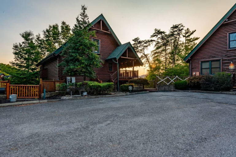 Room 5, Smoky Haven Retreat by Beyond Expectations, Sevier