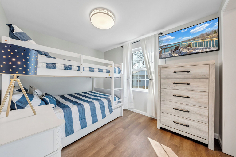 Room 4, Lake Starboard - Lakefront w/ Private Dock & Fire Pit, Bedford