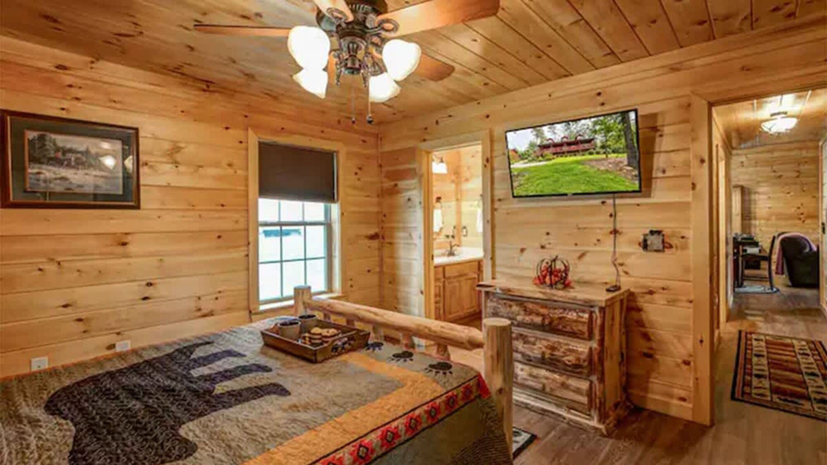 Room 5, Magic Mountain Cabin by Beyond Expectations With Views, Sevier