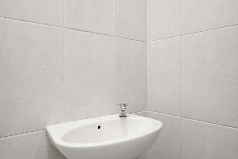 Bathroom 4, RedDoorz Syariah Plus near Pancoran 2, Jakarta Selatan