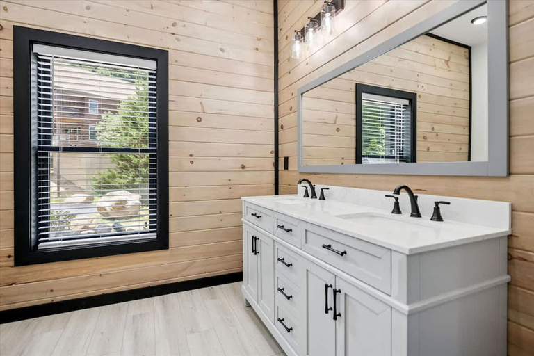 Room 2, Villa De Luxe Cabin by Beyond Expectations With Pool, Sevier