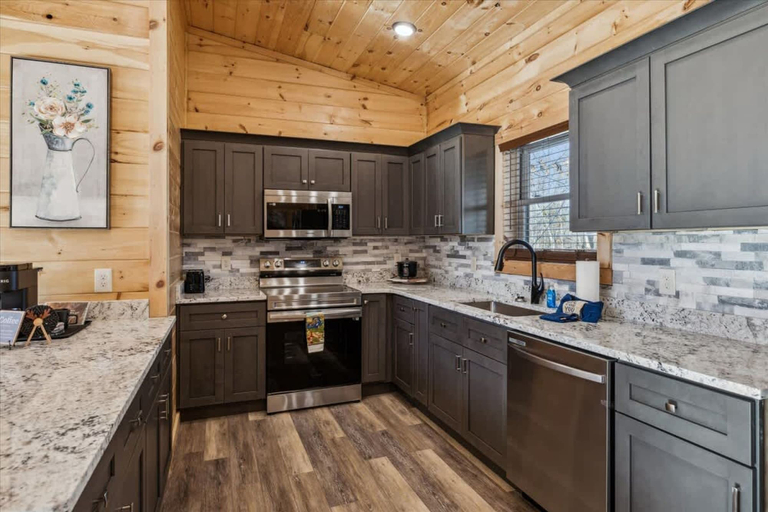 Room 5, Bearodise by Beyond Expectations With Hot Tub, Sevier