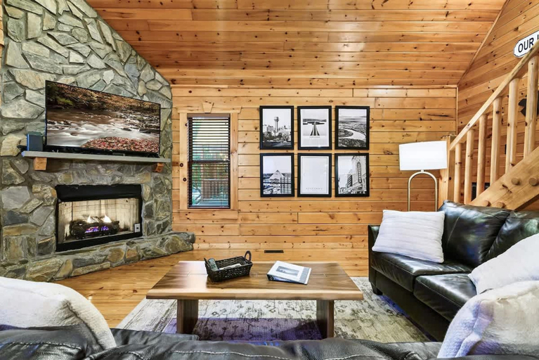 Room 4, Dotties Place Cabin by Beyond Expectations With Hot Tub, Sevier