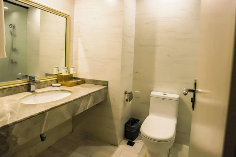 Bathroom, Nanhai Hotel, Zhanjiang
