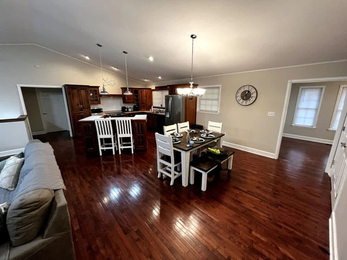 Room 4, Kuntree Retreat Cabin by Beyond Expectations With Hot Tub, Sevier