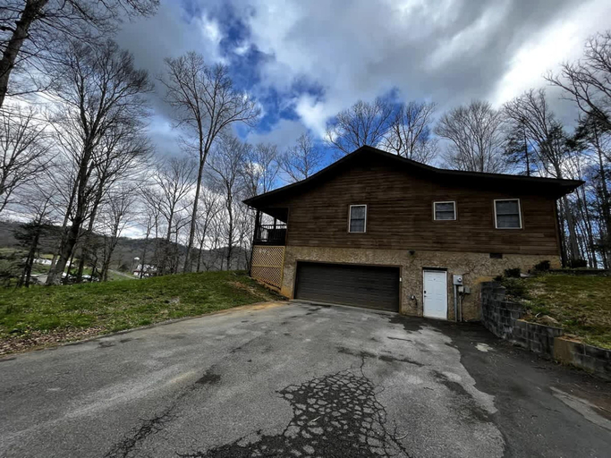 Room 3, Kuntree Retreat Cabin by Beyond Expectations With Hot Tub, Sevier