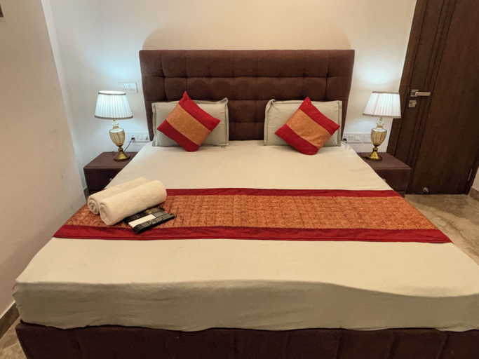 Room 4, Fortune Home Service Apartment 3Bhk J150, Delhi