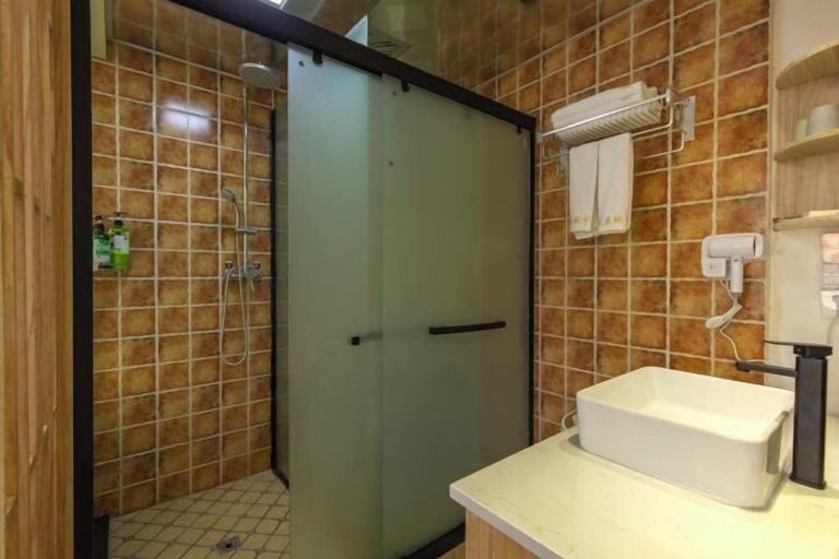 Bathroom 3, Lezhuang Linka Inn, Dêqên Tibetan
