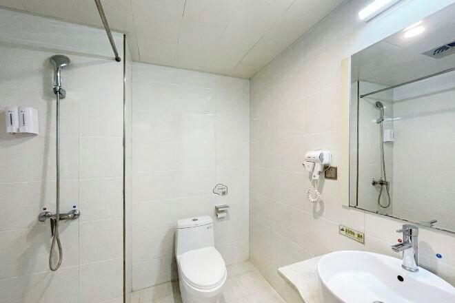 Bathroom 4, Homeinn Pebble Hotel (Taiyuan Railway Station Wuyi Square), Taiyuan