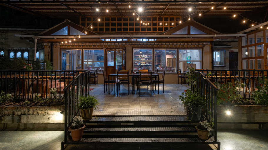 Exterior & Views
