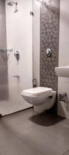Bathroom 2, Apollo Guest House – Colaba Causeway, Mumbai City