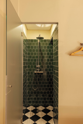 Bathroom 3, Esqina Urban Lodge, Lisbon
