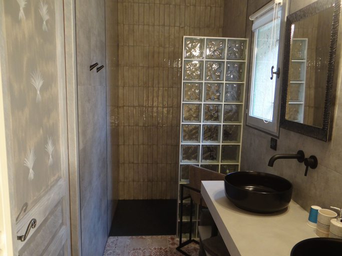 Bathroom 5, mas val-chenaie, Vaucluse
