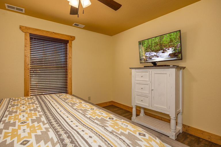 Bedroom 2, Heaps O'fun, Sevier