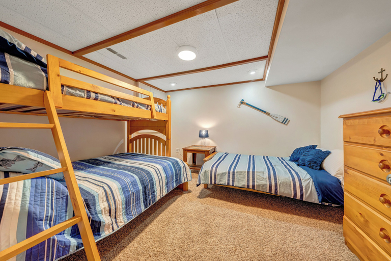 Room 4, Stargaze - Lakefront With Private Dock, Bedford