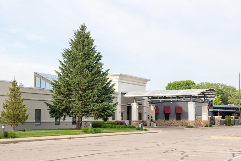Exterior & Views 2, DoubleTree by Hilton Austin, MN, Mower