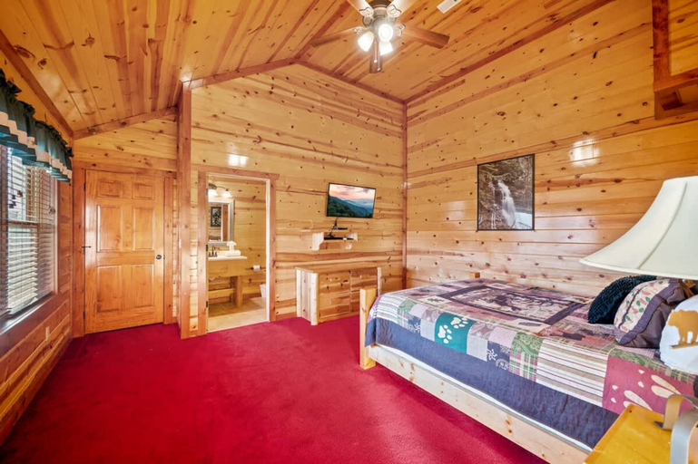 Room 5, Paradise Pointe Pool Lodge by Beyond Expectations, Sevier