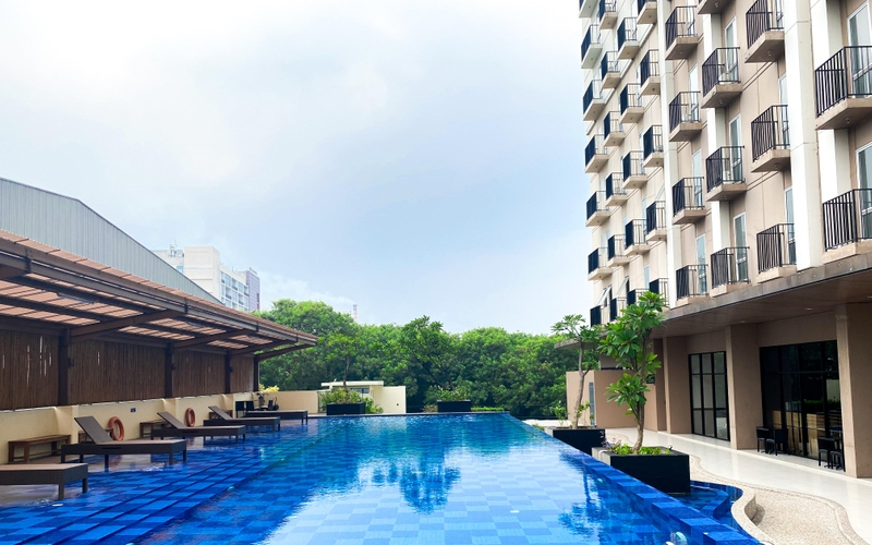 Swimming Pool, Cozy and Roomy Studio Space at Apartment Azalea Suites By Travelio, Cikarang