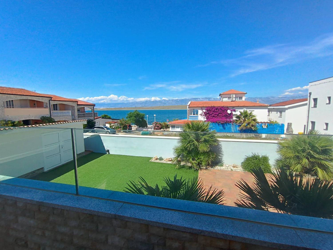 Others 4, Vila Prestiz Lux apartman pri mori, Vir