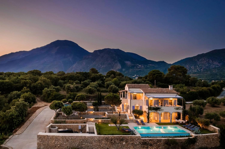 Exterior & Views